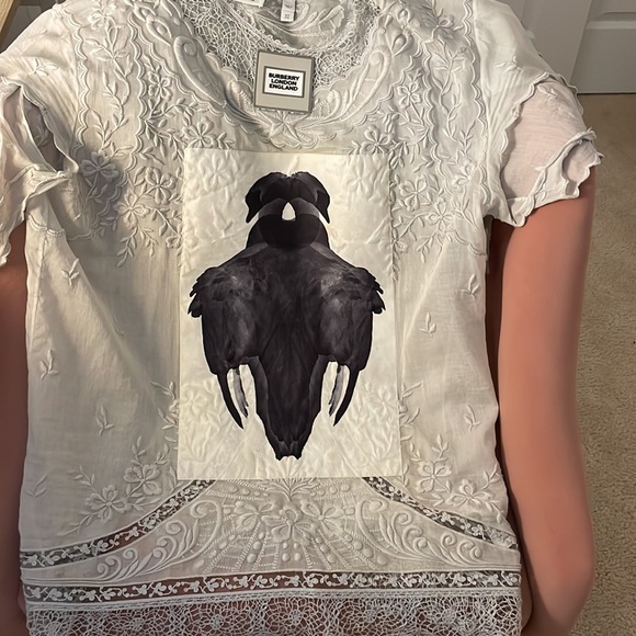 Burberry outfit slight tearing on arm not noticeable - Picture 3 of 4